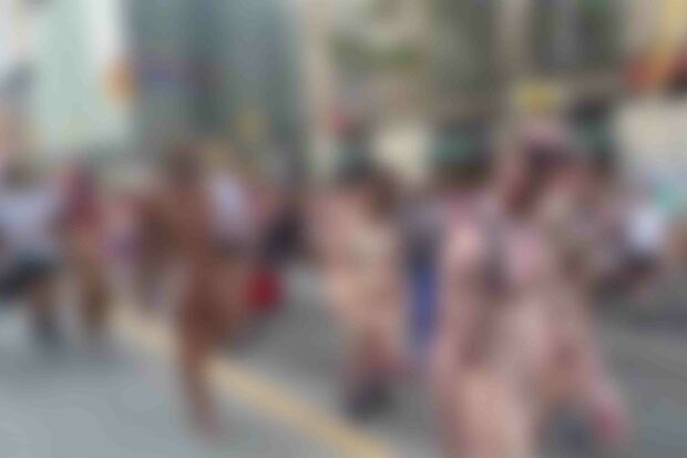 カナダ・トロントのプライド・パレードの様子。性器を露出し練り歩く男女の姿が見える（写真はTwitterより、編集部で一部加工）