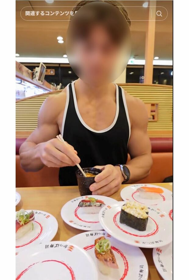 『かっぱ寿司』に生卵を持ち込む外国人男性（本人TikTokより）