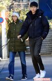 2016年12月8日、この日は双子ではなく2匹の愛犬を連れてお散歩に出かけた杏と東出夫婦