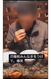 つまようじで歯を掃除する男性客　1/4