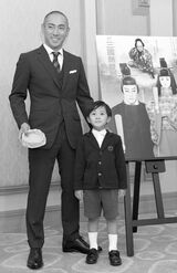 七月大歌舞伎の記者発表で海老蔵とともに壇上に上がった勸玄くん