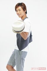 '09年7月。10周年記念曲第2弾『ときめきのルンバ』をリリース。「さらなる体力づくりを目標にジョギングを始めました。最近は自分なりに水泳もマスターしたので、おかげで夏風邪もひかないし、夏バテの心配もありません」　撮影／廣瀬靖士、本誌写真班