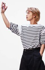 賛否両論あったシャネルとコムドットのタイアップ広告