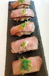 「スモークドローストビーフ～！！　ツマミで楽しんだら握ってみました（ホースラディッシュorわさび柚子、辛子紫蘇ちょいのせ）」（2020年11月23日）