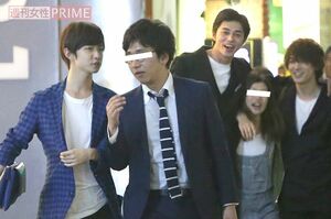 映画『アオハライド』の打ち上げで、ノリノリで二次会に向かう一行。（左から）千葉雄大、東出、吉沢亮