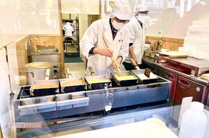 熟練の職人が作る焼きたての玉子焼は大人気。ミルフィーユ状に丸めるところは必見だ