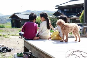 木製の広いデッキで遊ぶ娘さんとお友達