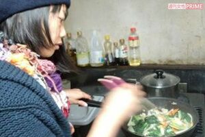 自然農法で栽培された野菜を調理する容疑者（麻理乃容疑者のブログより）