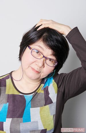 （1）首伸ばしストレッチでリンパの流れを刺激（撮影／山田智絵）