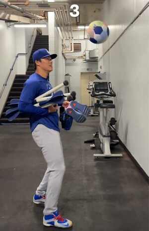 リフティングに挑戦した山本由伸(公式Xより)