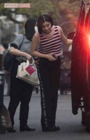 ドラマ『地面師たち』撮影終了後は、大胆なノースリーブで帰路に就いた池田エライザ（2023年9月）