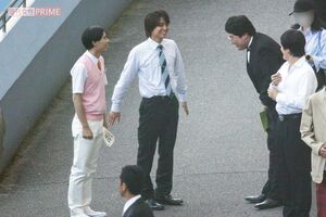 マヂカルラブリー村上にあいさつをする高橋海人と戸塚純貴