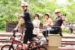 左から長男の健渡くん、長女の優華さん、伊鈴さん、夫の浩徳さん。浩徳さんの還暦祝いで、2022年6月に行った家族旅行にて 写真/『家族のレシピ』(幻冬舎)より