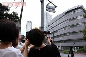 ジャニーズ事務所本社で記念撮影をする女性ファン