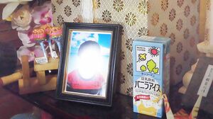 男子生徒の遺骨は遺影とともに、いまだ自宅に置かれている