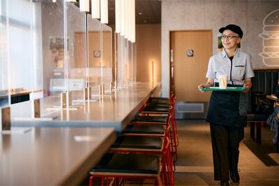 マクドナルドのニューヨークスタイルでスタイリッシュな店内がお気に入り♪(写真/林ひろし)『72歳、好きな服で心が弾む、ひとり暮らし』から抜粋