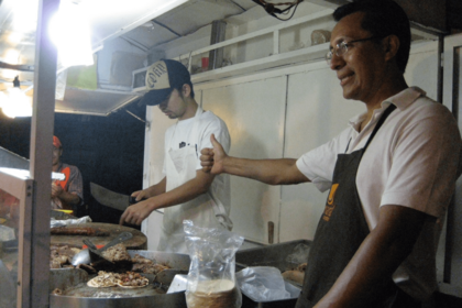 メキシコでタコス屋をしていた時のタカさん(写真奥)