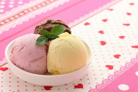 モナカアイスにも賞味期限はないが、パリッとした食感を楽しむには早めに食べるほうがいい※画像はイメージです