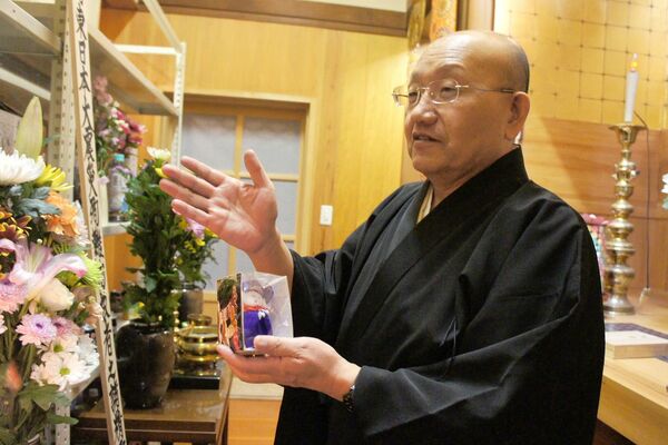 男性に1体譲った『お地蔵さま』を手にする芝崎住職。「あの人どうしているかな」とつぶやいた