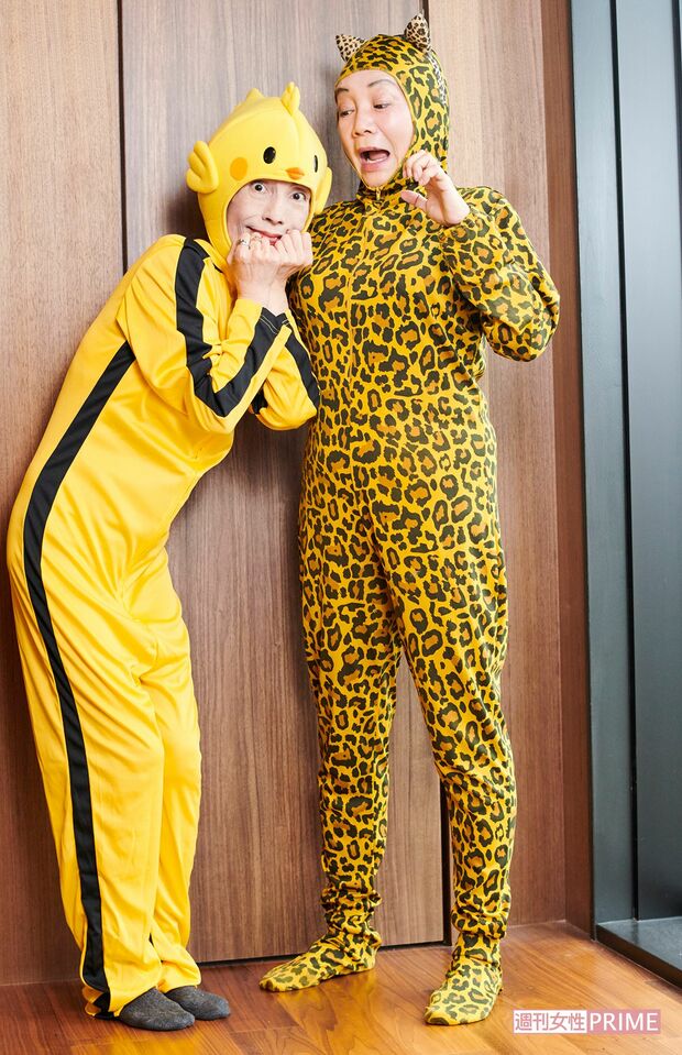 岩井さんはテレビでおなじみのヒョウのコスプレを。対する林葉さんは鳥のコスプレを。おふたりともノリノリ!　撮影／山田智絵