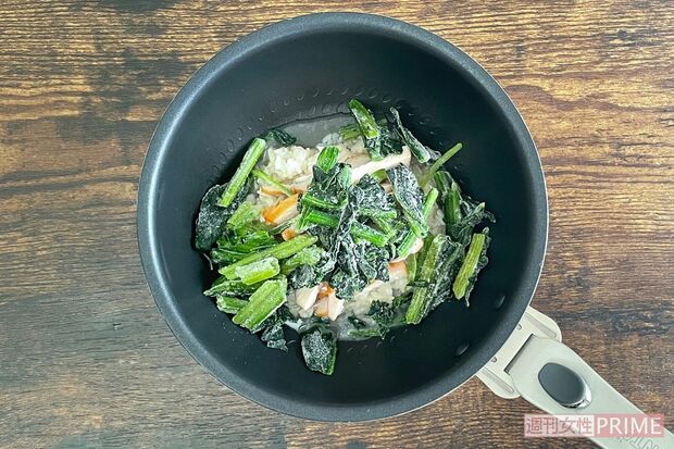 （4）ほうれん草と刻んだチキンも（3）に入れ3分加熱する