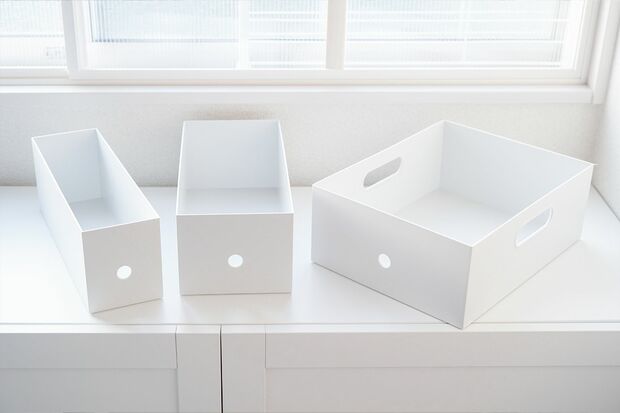 ポリプロピレンファイルボックススタンダードタイプ「同じジャンルのものは、ファイルボックスにまとめて収納。色や素材をそろえると見た目もスッキリ」290円～／無印良品　写真／フジモリタイシ、ヒラヤマタイジロー（『スキマをうめる収納ルール』より）
