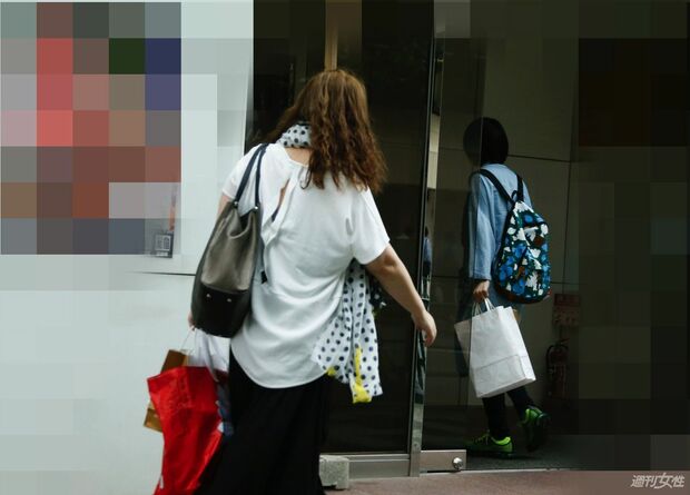  写真：能年玲奈は今でもTさんと同居しており、近所では2人が一緒に外出する姿が目撃されている