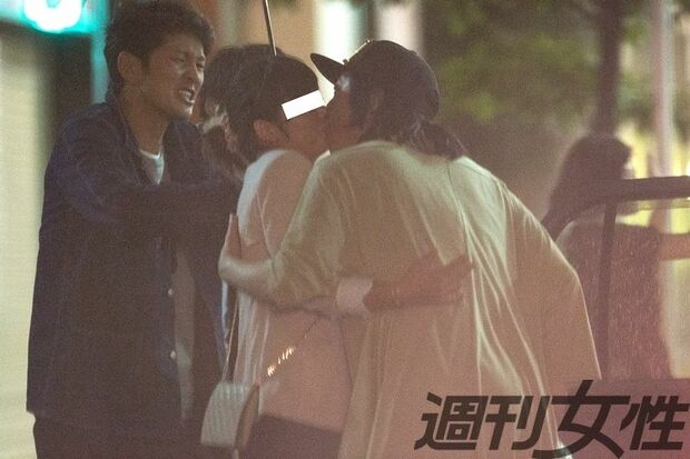 『リスクの神様』打ち上げで古田新太が濃厚キス！