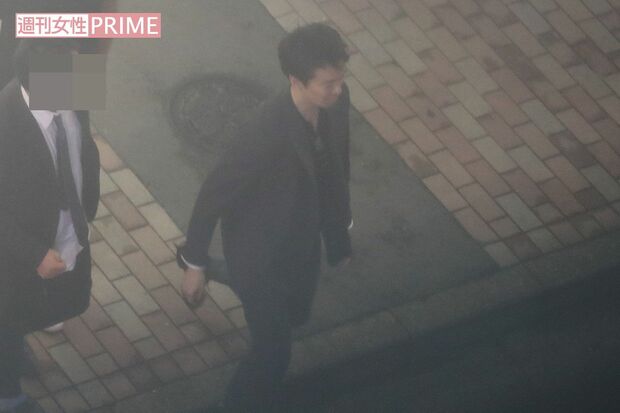 カラオケ店をあとにする長谷川博己 その３