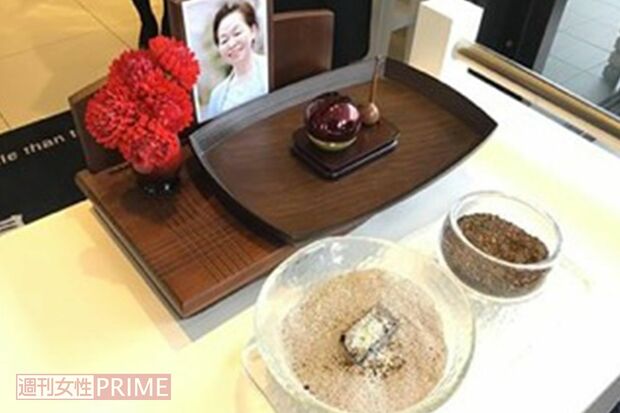 ドライブスルー弔問は、遺影に抹香、香炉をのせたお盆を、リンク・モアのスタッフが車窓へ持参する仕組み