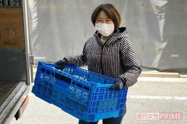 ワイン造りは重労働。華奢な身体ながら須合さんは軽々と運ぶ