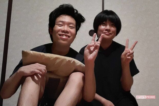 鈴乃さん（右）と陽斗さん。幼いときから弟のケアは日常で「普通のこと」だった