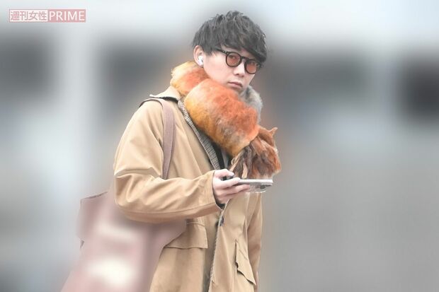 2023年12月上旬、自宅付近を歩く須賀健太。カラーサングラスがワイルド