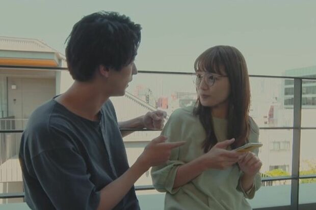 川口春奈の手にはスマホが（『着飾る恋には理由があって』9話より）