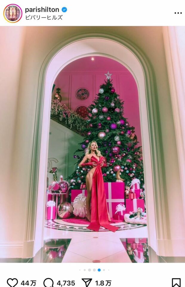 “私の存在がプレゼント”と裸に巨大リボン姿を披露した（パリス・ヒルトン公式インスタグラムより）