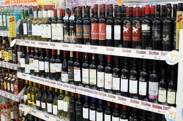 ワインコーナーが充実。ボトル1本500円程度、コスパのよいワインがそろう。通販での全国販売もスタートした