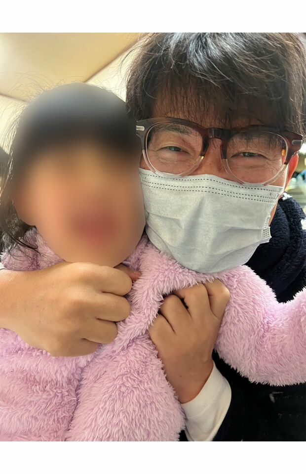 逮捕以前、幸せに暮らす健さん一家のワンシーン