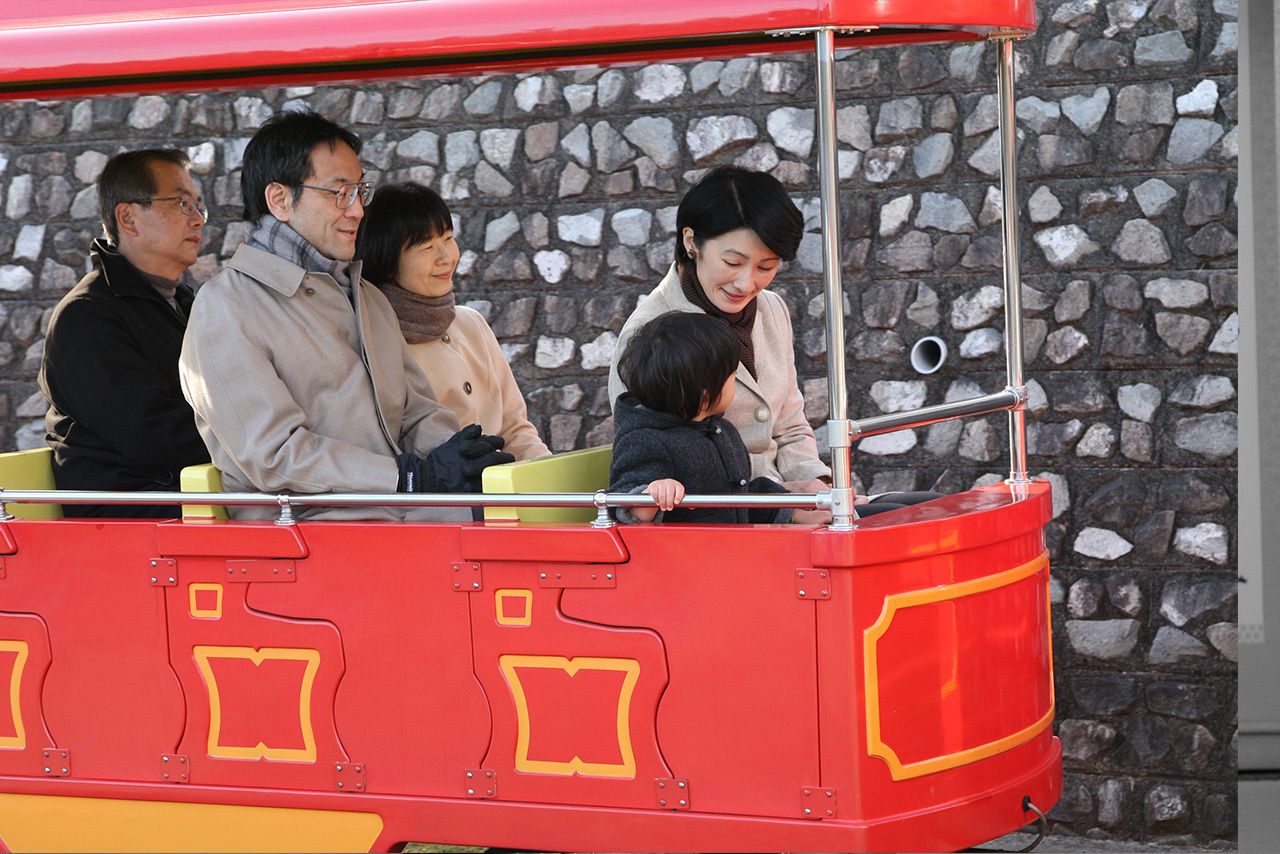 眞子さまの画像 写真 09年12月 天皇ご一家の こどもの国 訪問では 夫の黒田慶樹さんと一緒に同行した 87枚目 週刊女性prime