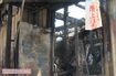 火災現場には「二階の屋根 頭上注意」と書いた張り紙が残り、捜索の困難さがうかがえた