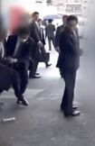 蹴り飛ばして岸田首相から爆発物を遠ざけた(SNSより)
