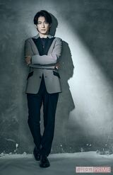 ディーン・フジオカ〈撮影／廣瀬靖士　ヘアメイク／花村枝美（MARVEE）　スタイリング／ISON KAWADA（IMPANNATORE）　衣装協力／TAE ASHIDA（jun ashida）〉