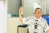 仕上げにはハード系ヘアスプレーをたっぷりと。これで、一糸乱れぬ“細川たかしヘア”が完成するのだ（撮影／佐藤靖彦）
