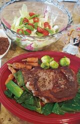 「出かけられないんで、旦那さんがステーキ焼いてサラダも作って結婚記念日致しました！　もうステーキなら一番美味しい！となると、どこにも行かなくなる。じゃないか。」（2020年6月5日）