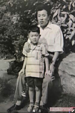 江蔵さんと育ての父・董さん。酒害の問題を抱え、暴力を振るう父とは衝突が絶えなかった