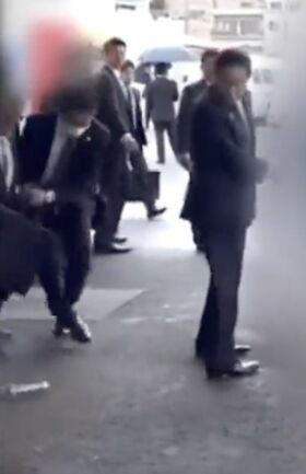 蹴り飛ばして岸田首相から爆発物を遠ざけた（SNSより）