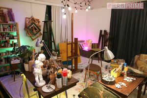 自分の絵をじっくり見ることはあまりないという香取は、「ここにあるのは10年くらい前から最近のものまでさまざま。“この絵はヤバそう”とか“精神状態があまりよくないときの絵かな”とか、パッと見で、そういうのがわかります（笑）」　撮影／吉岡竜紀