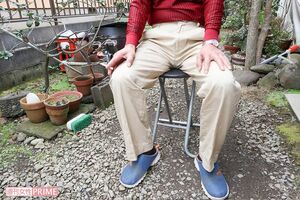 須田容疑者と同居していた実家の庭で週刊女性の取材に応じる兄