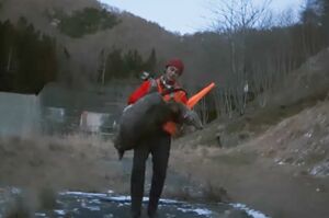 仕留めた鹿を苦しげに運ぶ東出昌大（『SPACESHOWERFILMS』のYouTubeより）