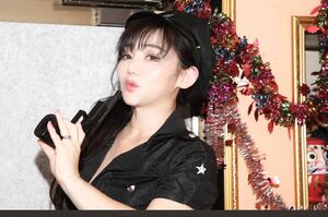 YouTube撮影用にポリスのコスプレを披露した三代純歌(ツイッターより)