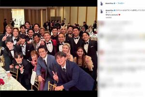 日本代表のメンバーに加えて、長友佑都の妻・平愛梨や小栗旬・山田優夫妻、明石家さんままでもが参加した堂安律の結婚式（堂安のインスタグラムより）